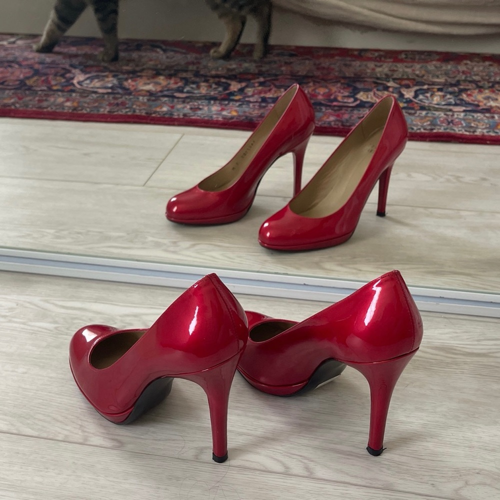 🍒Gorgeous candy red Stuart Weitzman pumps❤️